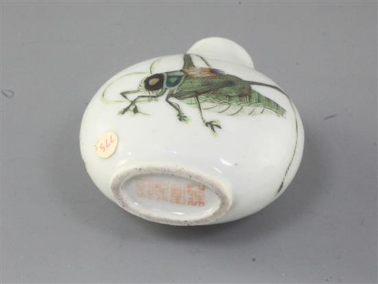 A Chinese cricket porcelain snuff bottle, Daoguang mark and of the period (1821-50), 6cm high  (no. 775)